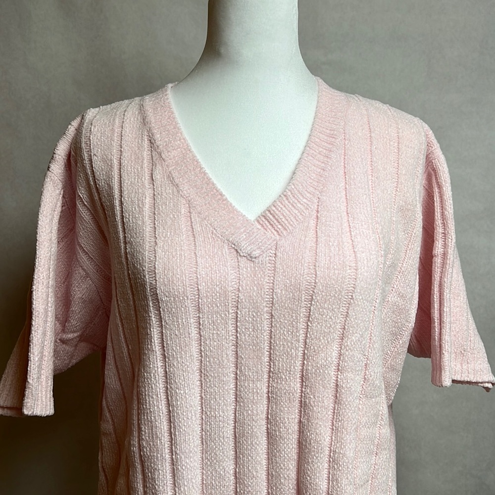 Denim&Co light Pink- Large Short Sleeve V-Neck pull on sweater/ ribbed detail
